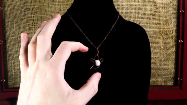 Ghost Necklace, pointed – In Use