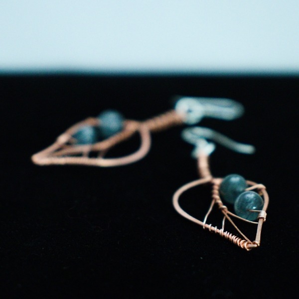 Blackthorn Leaf and Blue Tourmanilated Quartz Copper Earrings – Details Side (10)-2 (RR)