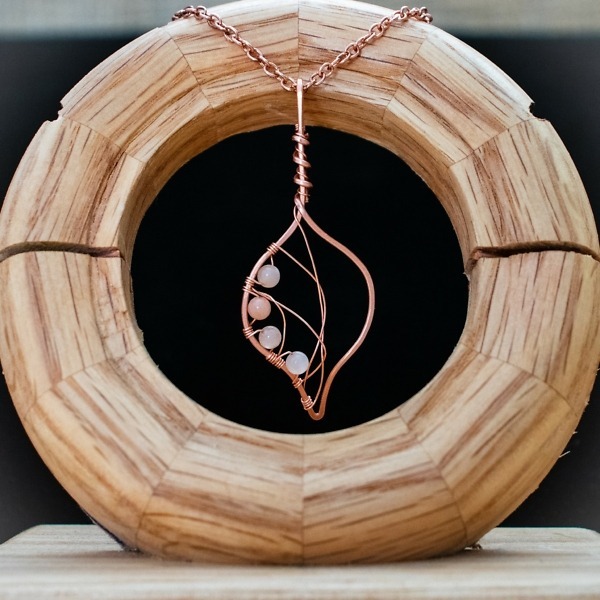 Bodhi Leaf – Peach Moonstone – Copper Necklace – Wooden Stand (RR)