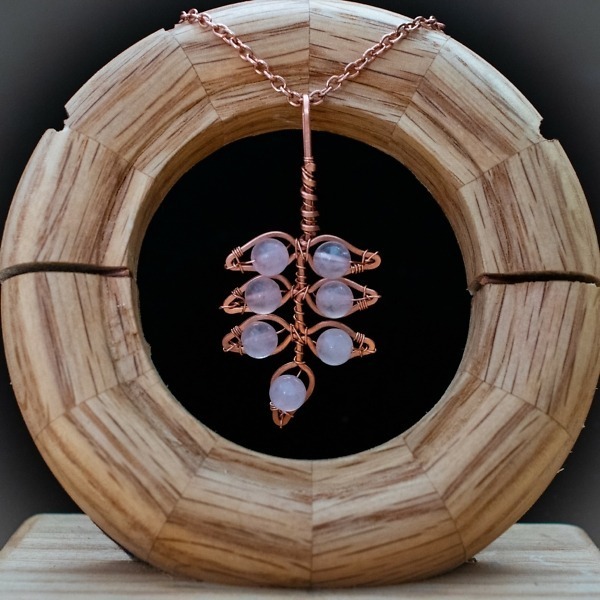 Elder Leaflet – Rose Quartz – Copper Necklace – Wooden Stand (RR)