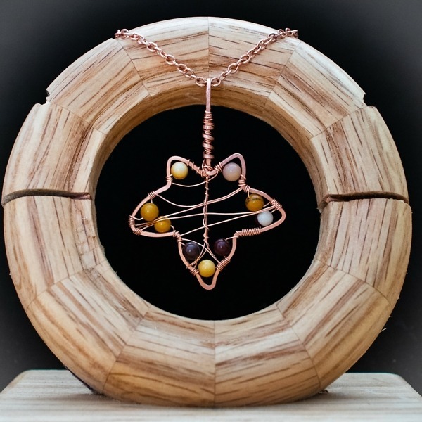 English Ivy Leaf – Mookaite Jasper – Copper Necklace – Wooden Stand (RR)