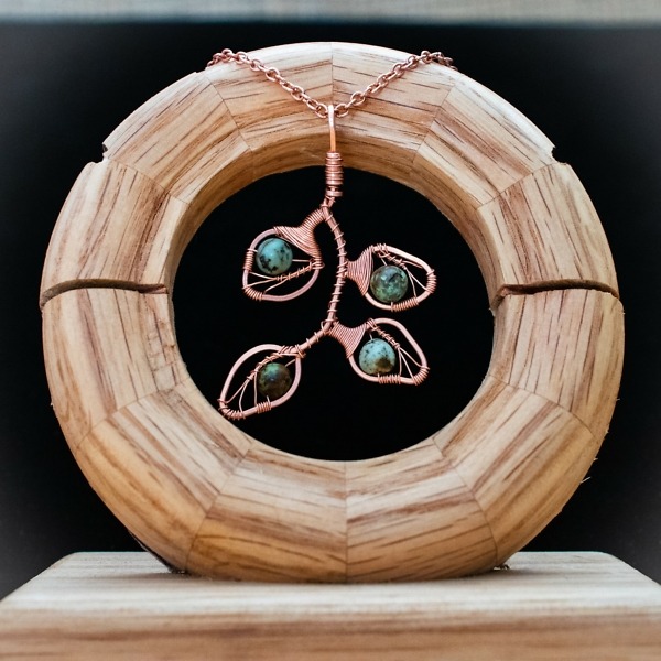 Eucalyptus Leaflet – African Turqouise – Copper Necklace – Wooden Stand (RR)