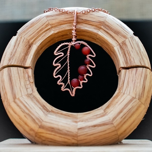 Hazel Leaf – Carnelian – Copper Necklace – Wooden Stand (RR)
