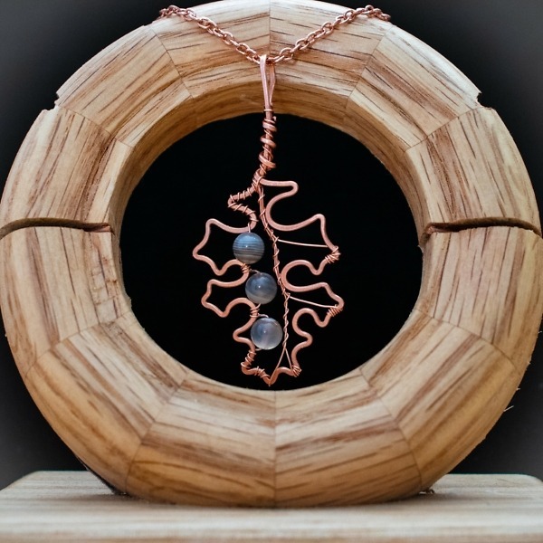 Red Oak Leaf – Botswana Agate – Copper Necklace – Wooden Stand (RR)