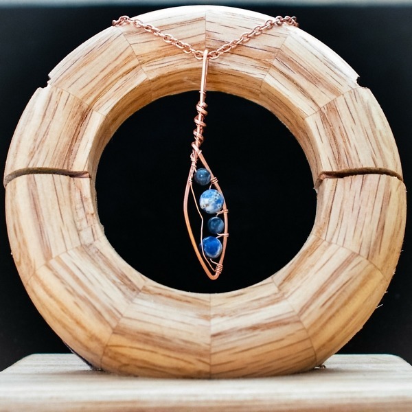 Willow Leaf – Sodalite – Copper Necklace – Wooden Stand (RR)